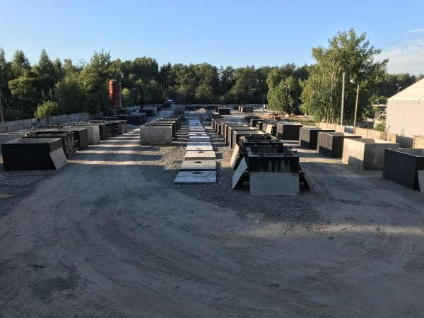 Gotowe szamba betonowe na placu w Elblągu